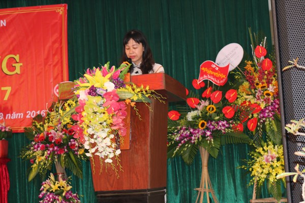 Cô Nguyễn T. Thanh Huyền - Hiệu phó nhà trường phát biểu trong buổi lễ.JPG